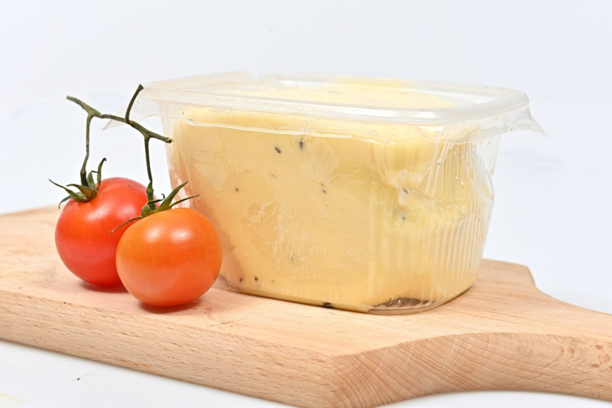 Masło wiejskie czosnkowe niepasteryzowane 1000g Masło wiejskie czosnkowe niepasteryzowane 1000g