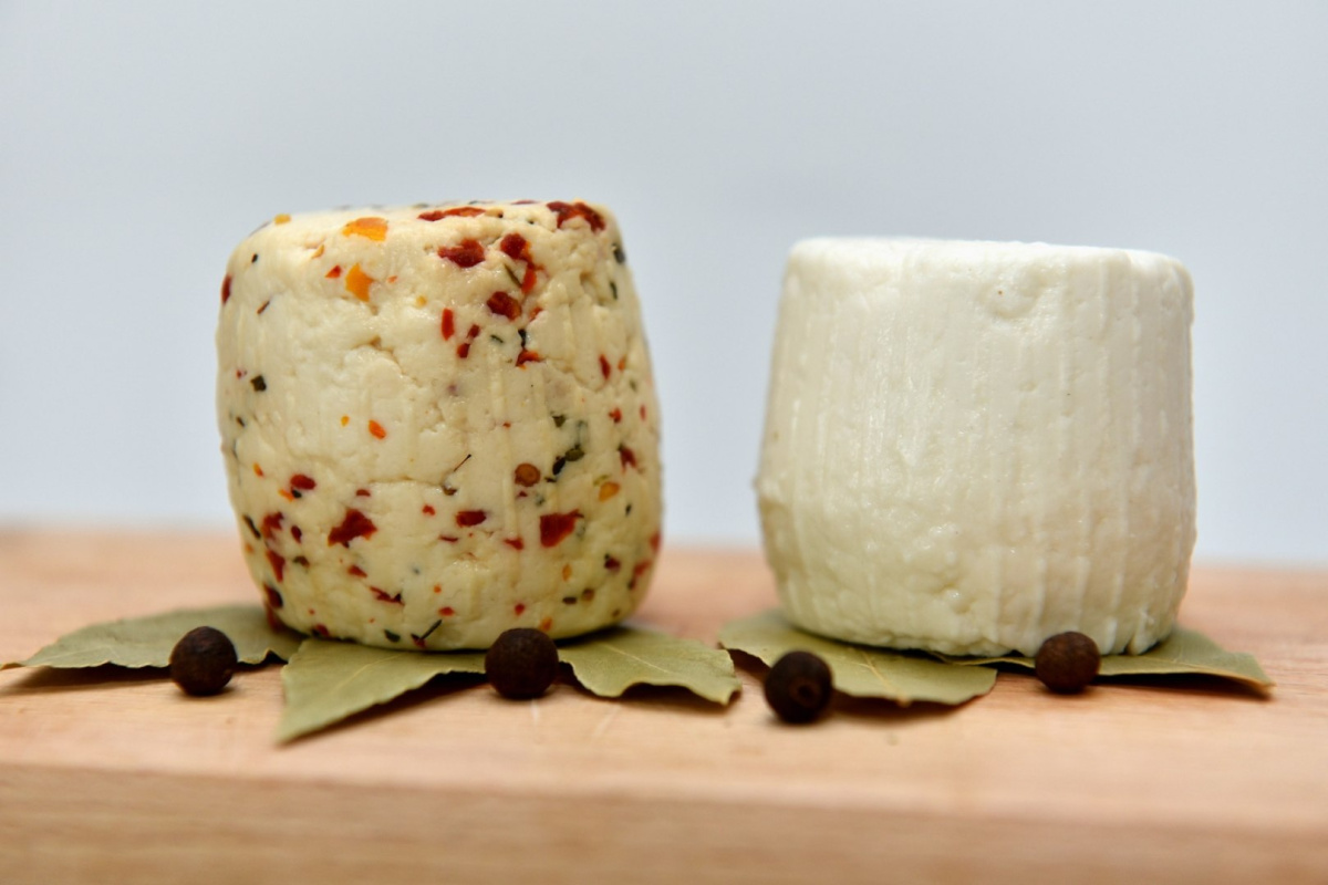 Ser podpuszczkowy z mleka koziego bazylia ok 250g Ser podpuszczkowy z mleka koziego bazylia ok 250g