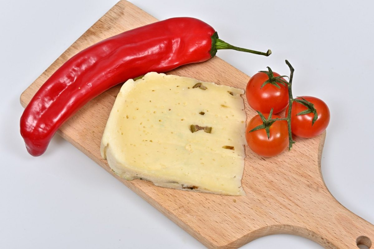Ser wiejski Gouda z oliwkami dojrzewający ok 1000g Ser wiejski Gouda z oliwkami dojrzewający ok 1000g