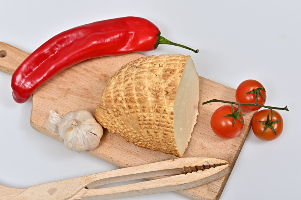 Ser wiejski wędzony z mieszanką ziół ok 300g Ser wiejski wędzony z mieszanką ziół ok 300g