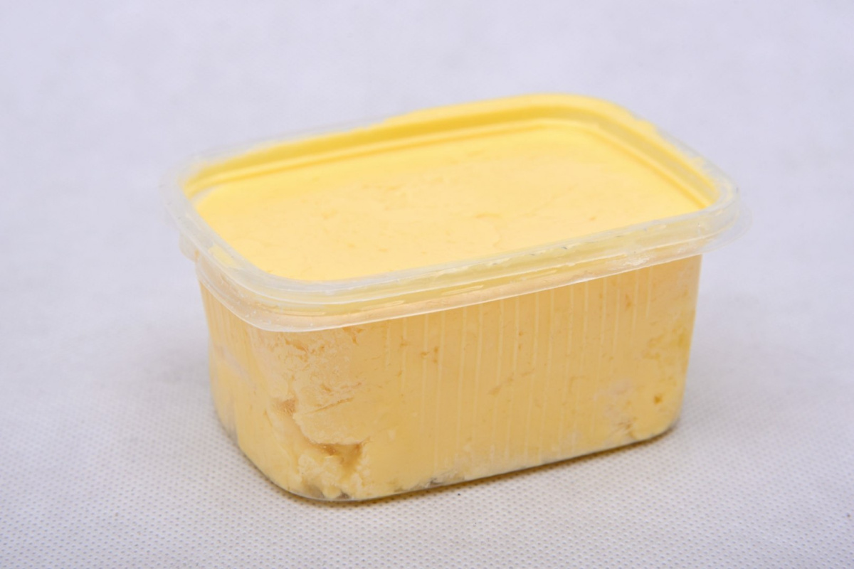 Masło wiejskie czosnkowe niepasteryzowane 500g Masło wiejskie czosnkowe niepasteryzowane 500g