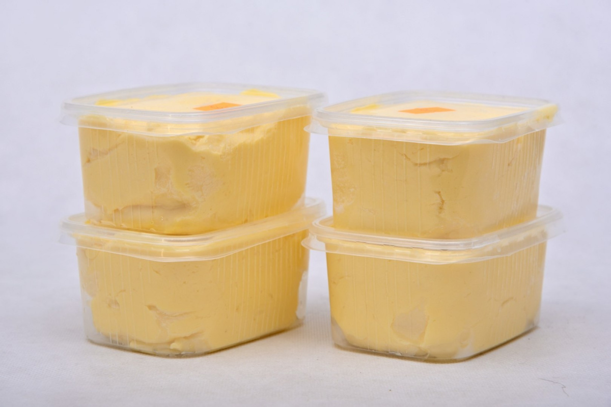Masło wiejskie czosnkowe niepasteryzowane 500g Masło wiejskie czosnkowe niepasteryzowane 500g