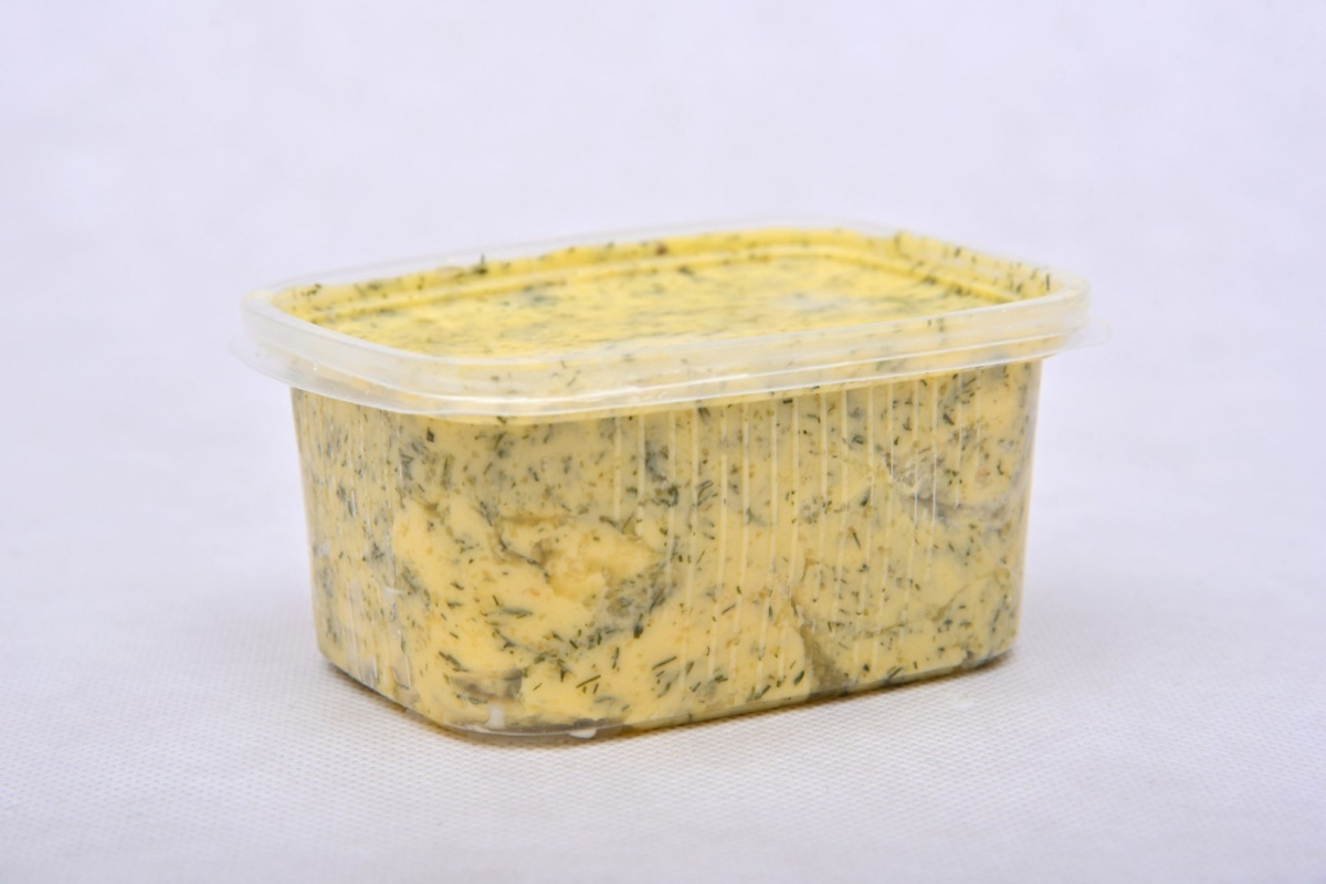 Masło wiejskie czosnkowe niepasteryzowane 500g Masło wiejskie czosnkowe niepasteryzowane 500g