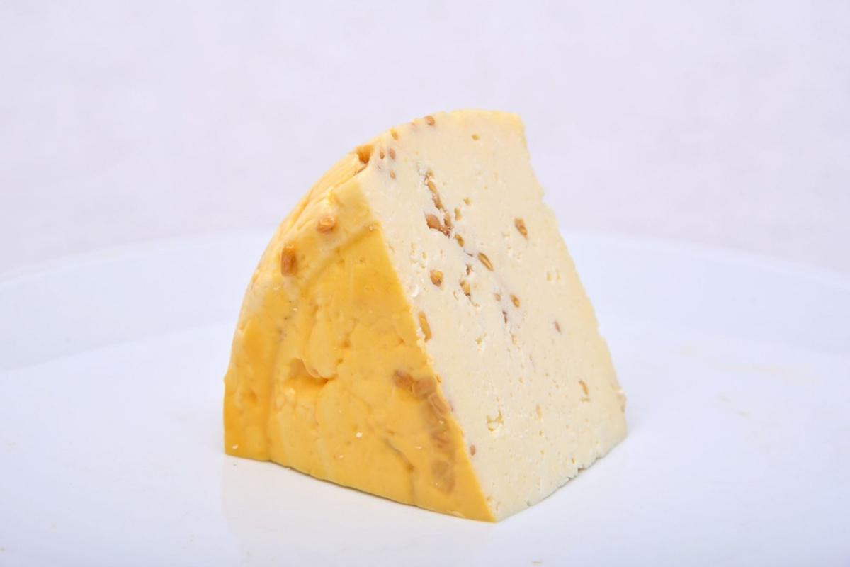 Ser wiejski Gouda z kozieradką dojrzewający 1000g Ser wiejski Gouda z kozieradką dojrzewający 1000g