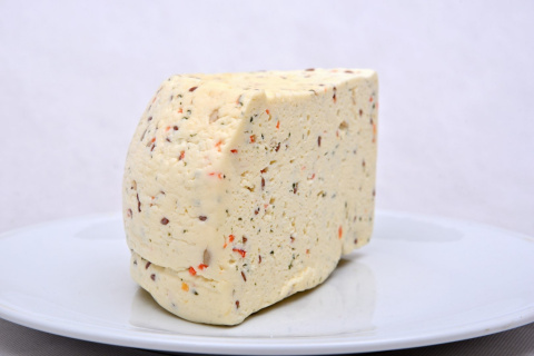 Ser podpuszczkowy od rolnika, z papryką 500g Ser podpuszczkowy od rolnika, z papryką 500g