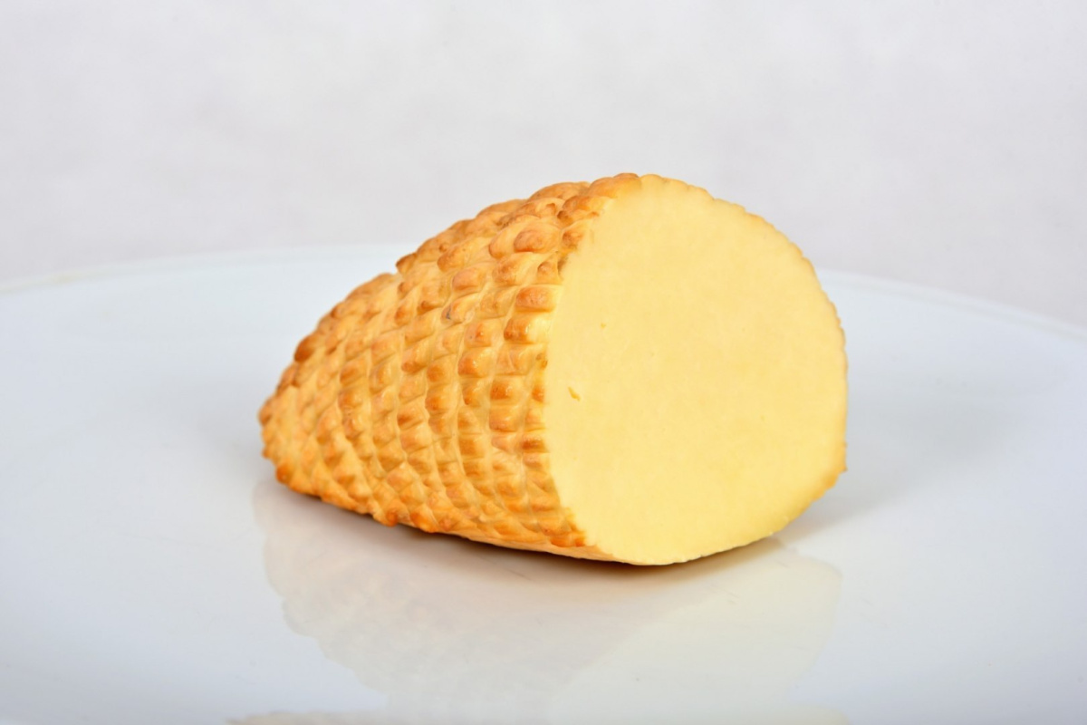 Ser wiejski wędzony z czarnuszką ok 300g Ser wiejski wędzony z czarnuszką ok 300g