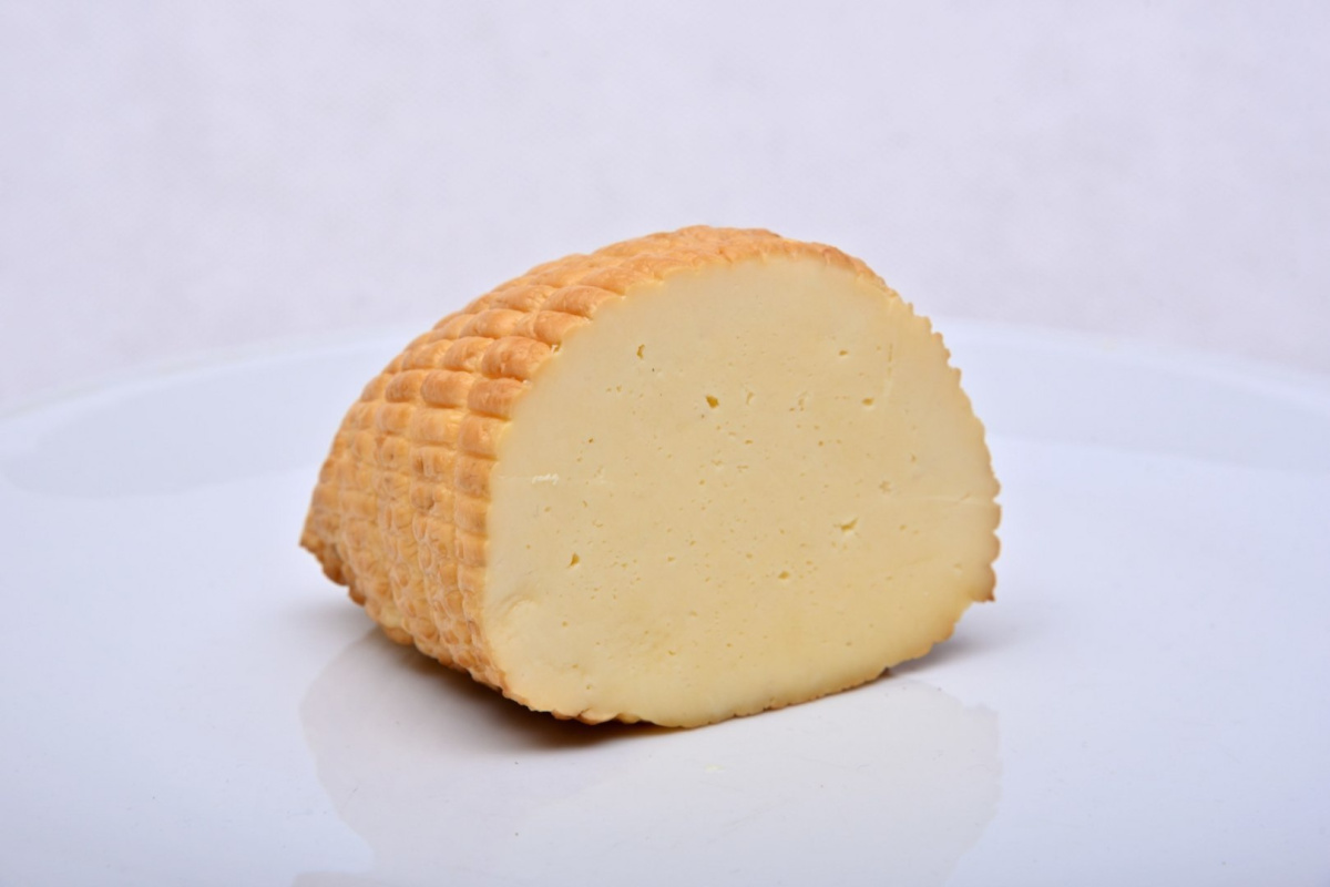 Ser wiejski wędzony z czarnuszką ok 300g Ser wiejski wędzony z czarnuszką ok 300g