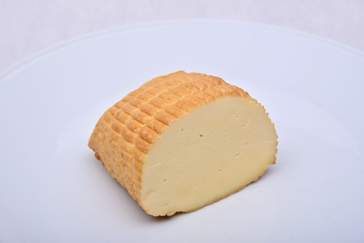 Ser wiejski wędzony z czarnuszką ok 300g Ser wiejski wędzony z czarnuszką ok 300g