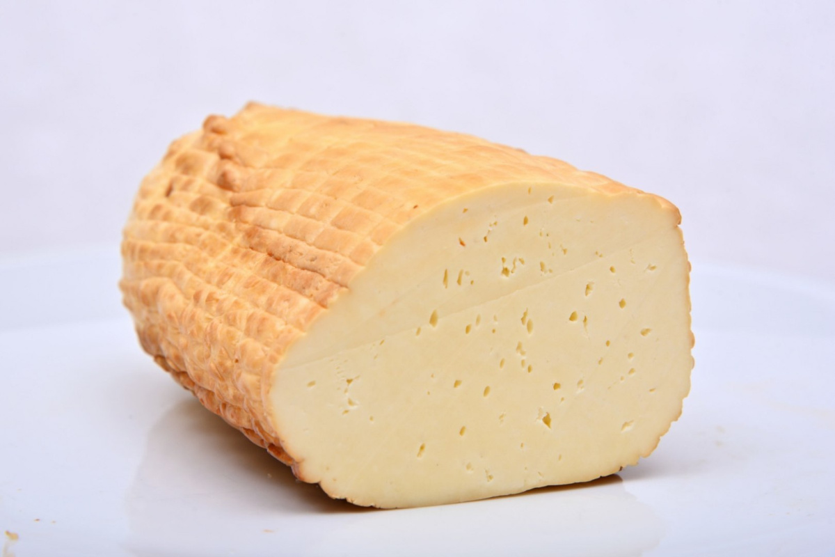 Ser wiejski wędzony z czarnuszką ok 300g Ser wiejski wędzony z czarnuszką ok 300g