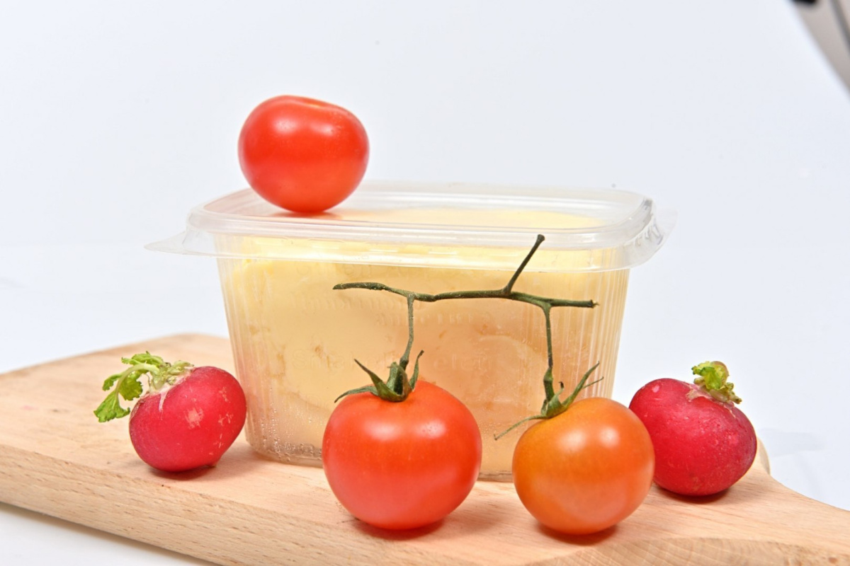 Masło wiejskie czosnkowe niepasteryzowane 500g Masło wiejskie czosnkowe niepasteryzowane 500g