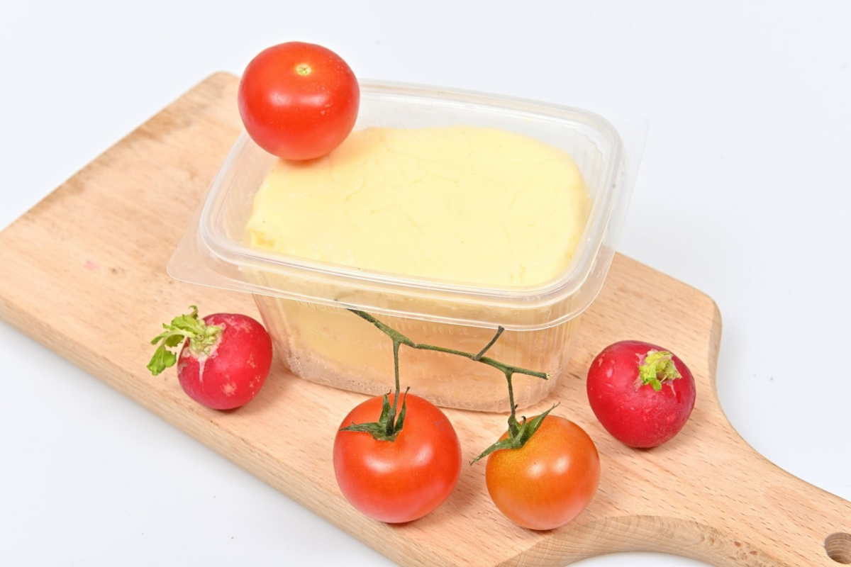 Masło wiejskie czosnkowe niepasteryzowane 500g Masło wiejskie czosnkowe niepasteryzowane 500g
