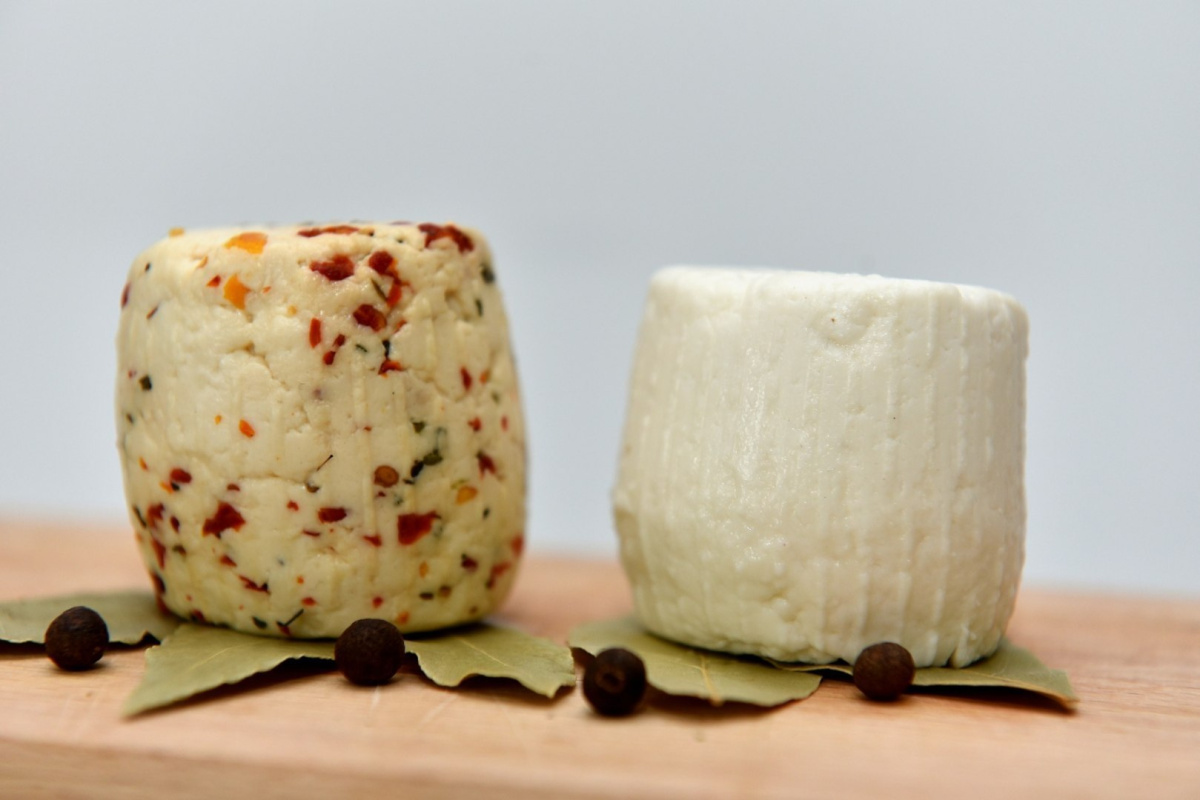 Ser podpuszczkowy z mleka koziego orzech włoski ok 250g Ser podpuszczkowy z mleka koziego orzech włoski ok 250g