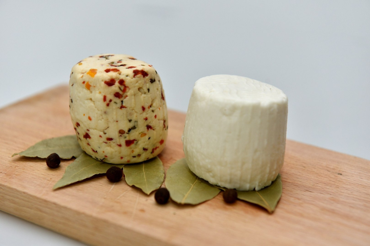 Ser podpuszczkowy z mleka koziego mięta ok 250g Ser podpuszczkowy z mleka koziego mięta ok 250g