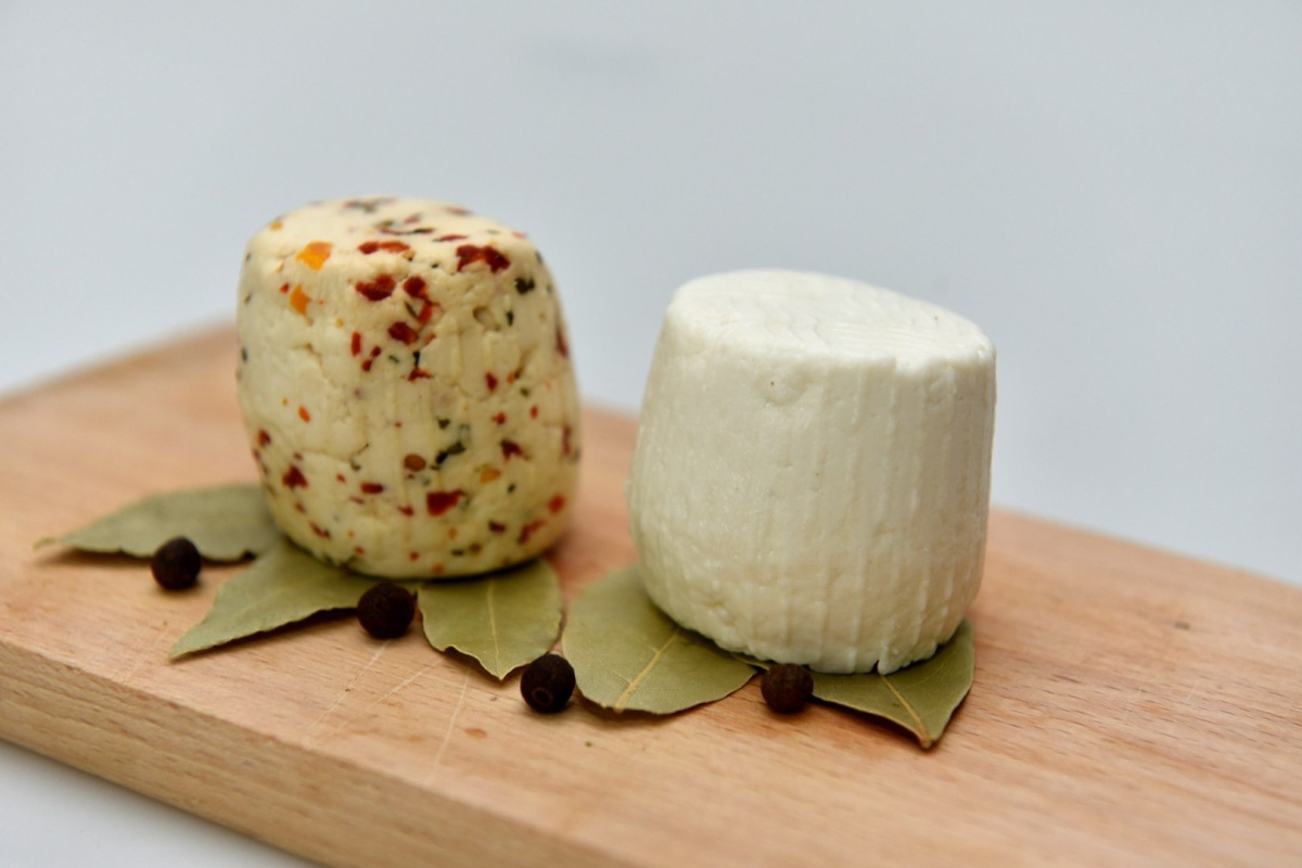 Ser podpuszczkowy z mleka koziego mięta ok 250g Ser podpuszczkowy z mleka koziego mięta ok 250g