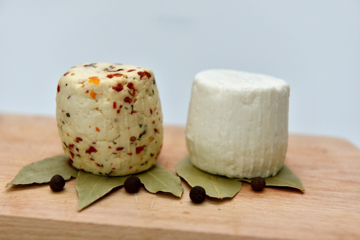 Ser podpuszczkowy z mleka koziego mięta ok 250g Ser podpuszczkowy z mleka koziego mięta ok 250g