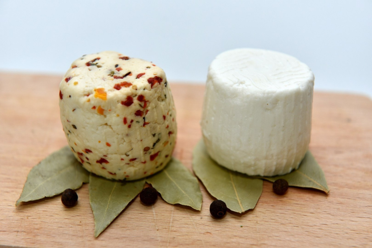 Ser podpuszczkowy z mleka koziego mięta ok 250g Ser podpuszczkowy z mleka koziego mięta ok 250g