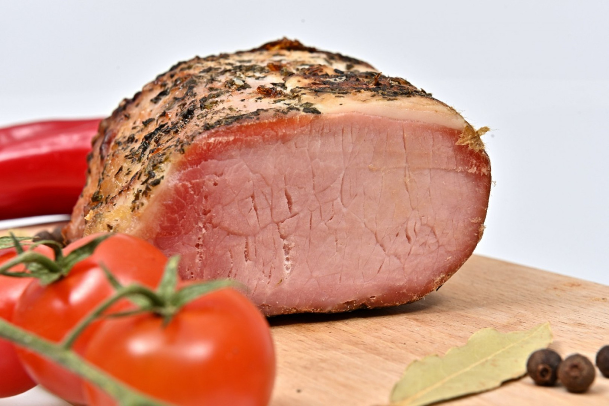 Szynka pieczona w papryce około 500 g Szynka pieczona w papryce około 500 g
