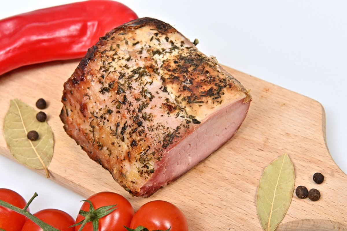 Szynka pieczona w papryce około 500 g Szynka pieczona w papryce około 500 g