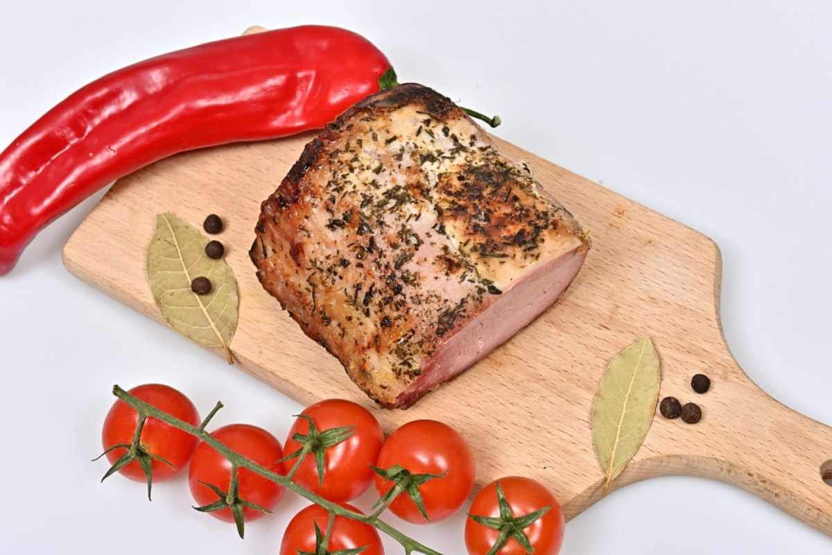 Szynka pieczona w papryce około 500 g Szynka pieczona w papryce około 500 g