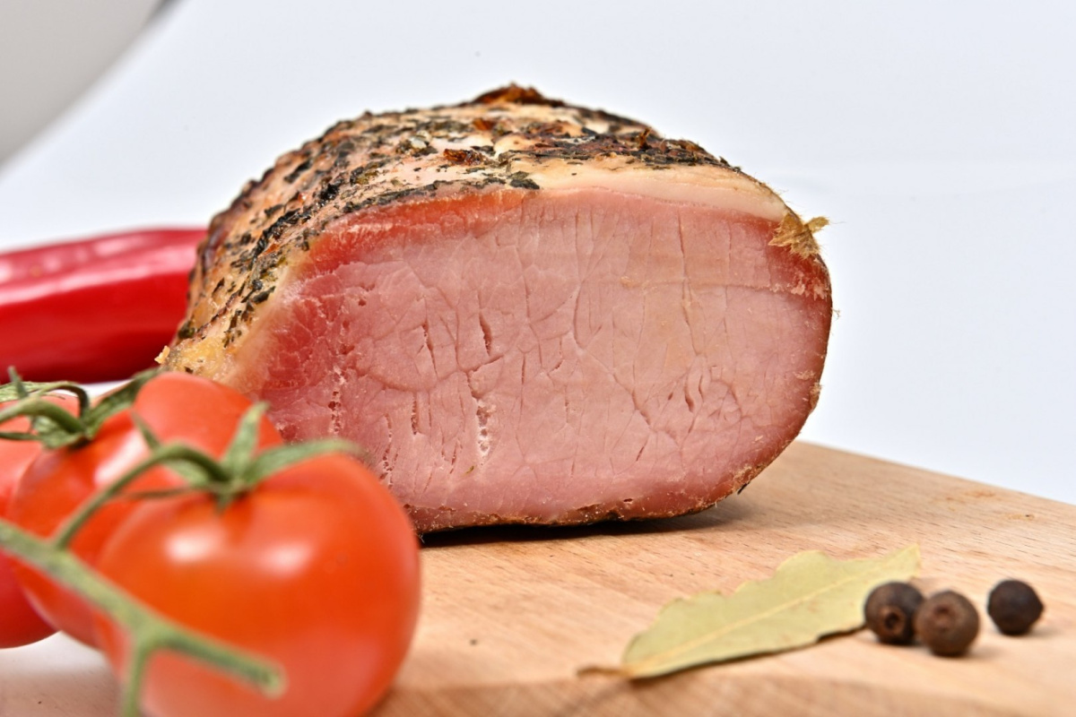Szynka pieczona w papryce około 500 g Szynka pieczona w papryce około 500 g