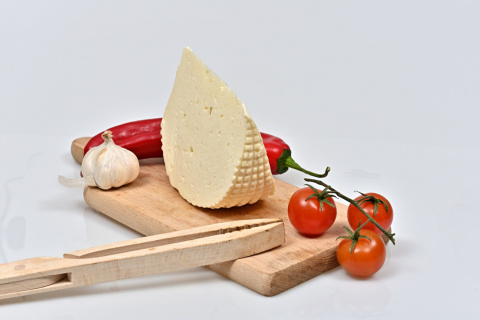 Paczka serów podpuszczkowych/wędzonych ok 1,4 kg Paczka serów podpuszczkowych/wędzonych ok 1,4 kg