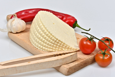 Paczka serów podpuszczkowych/wędzonych ok 1,4 kg Paczka serów podpuszczkowych/wędzonych ok 1,4 kg