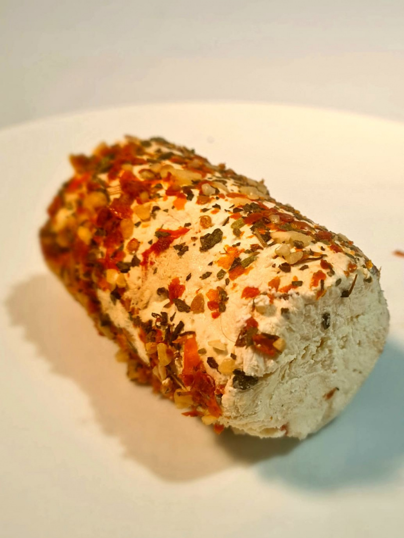 Ser kozi podpuszczkowy rolka z chilli ok 230g Ser kozi podpuszczkowy rolka z chilli ok 230g