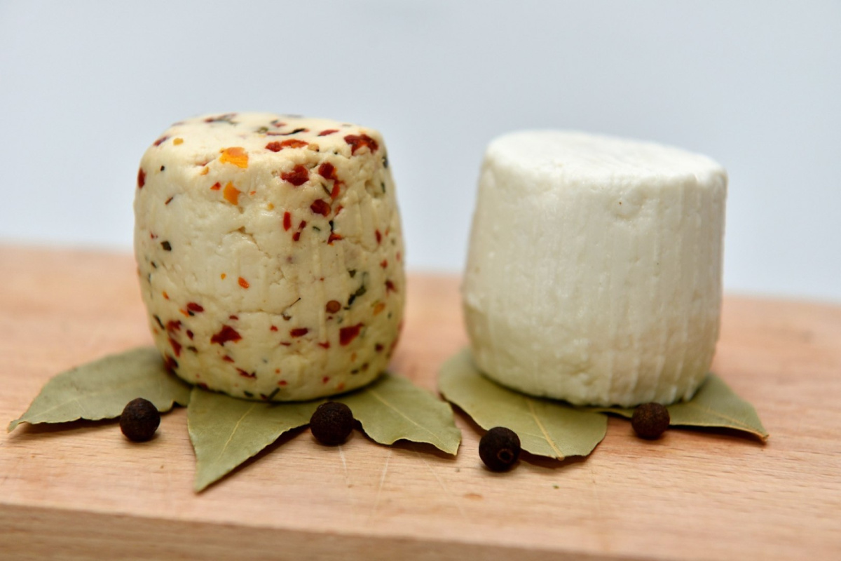 Ser podpuszczkowy z mleka koziego chilli ok 250 g Ser podpuszczkowy z mleka koziego chilli ok 250 g