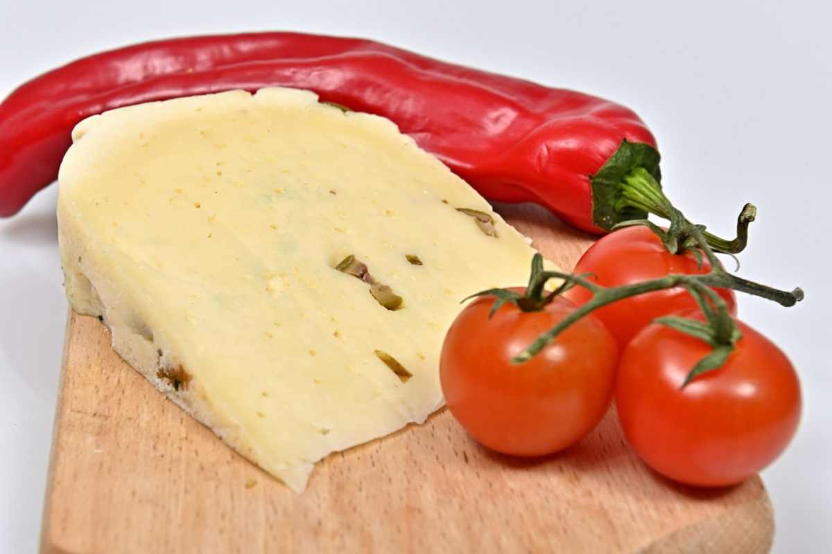 Ser wiejski Gouda z oliwkami dojrzewający 300g Ser wiejski Gouda z oliwkami dojrzewający 300g