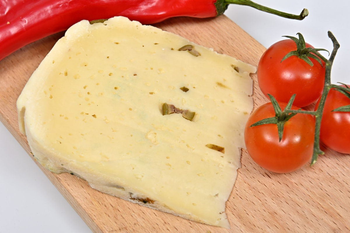 Ser wiejski Gouda z oliwkami dojrzewający 300g Ser wiejski Gouda z oliwkami dojrzewający 300g