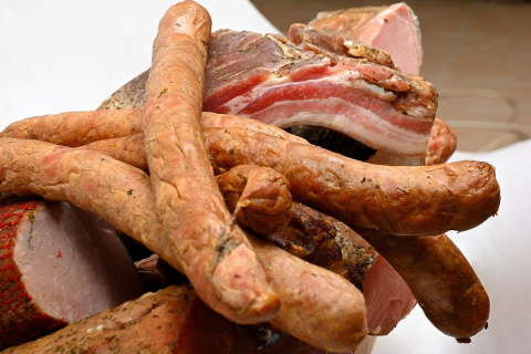 Wielkanocne wędzonki/biała kiełbasa ok 7 kg. Wielkanocne wędzonki/biała kiełbasa ok 7 kg.