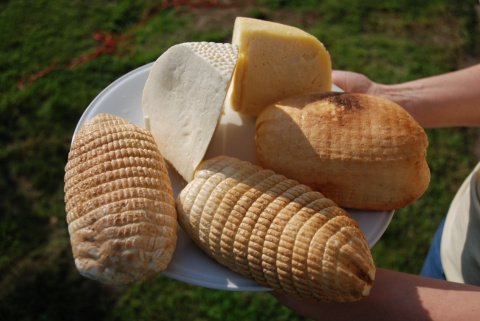 Paczka serów podpuszczkowych/wędzonych ok 1,4 kg Paczka serów podpuszczkowych/wędzonych ok 1,4 kg