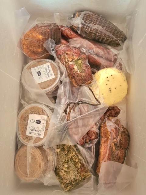 Patera wędlin duża 2 kg ( 5 - 7 osób ) Patera wędlin duża 2 kg ( 5 - 7 osób )