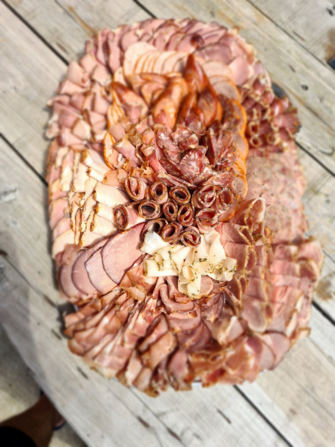 Patera wędlin mała ok 1,4 kg ( 3 - 4 osoby ) Patera wędlin mała ok 1,4 kg ( 3 - 4 osoby )
