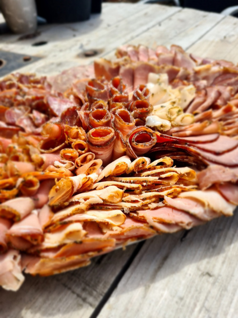 Patera wędlin mała ok 1,4 kg ( 3 - 4 osoby ) Patera wędlin mała ok 1,4 kg ( 3 - 4 osoby )