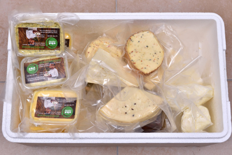 Ser podpuszczkowy z kozieradką ok 500g Ser podpuszczkowy z kozieradką ok 500g