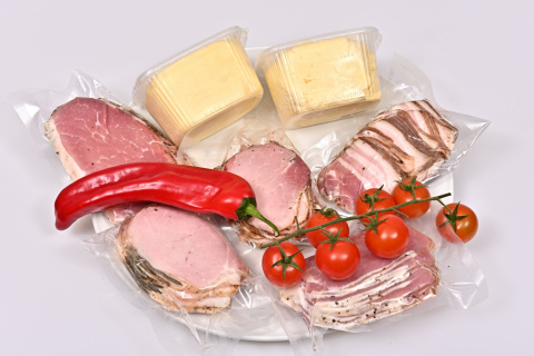 Zestaw wędliny rzemieślniczych w plastrach 4 X 150g + MASŁO WIEJSKIE Zestaw wędliny rzemieślniczych w plastrach 4 X 150g + MASŁO WIEJSKIE
